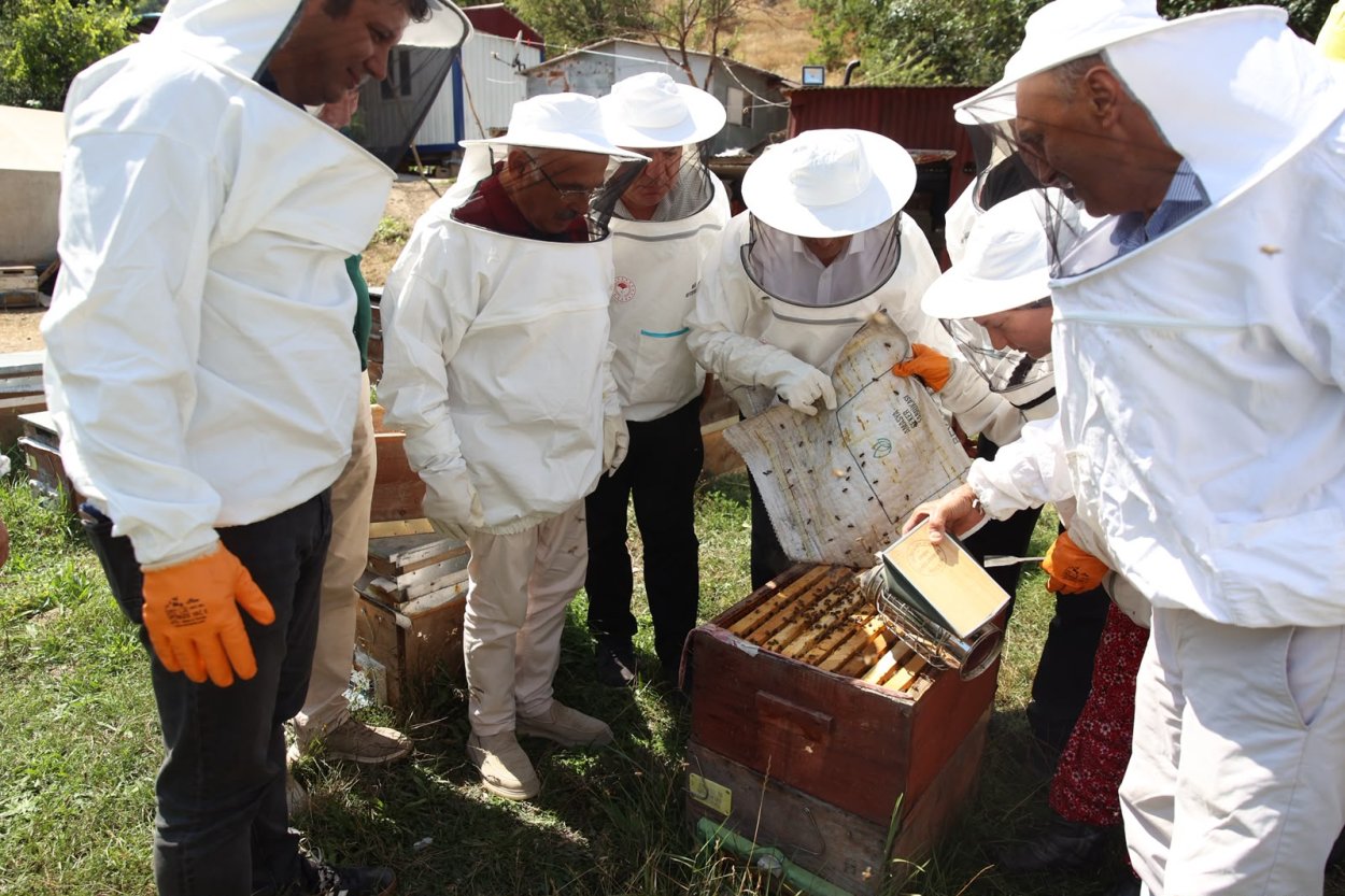 BAŞKAN GÜLER’DEN ARICILARA VARROA İLACI DESTEĞİ MÜJDESİ