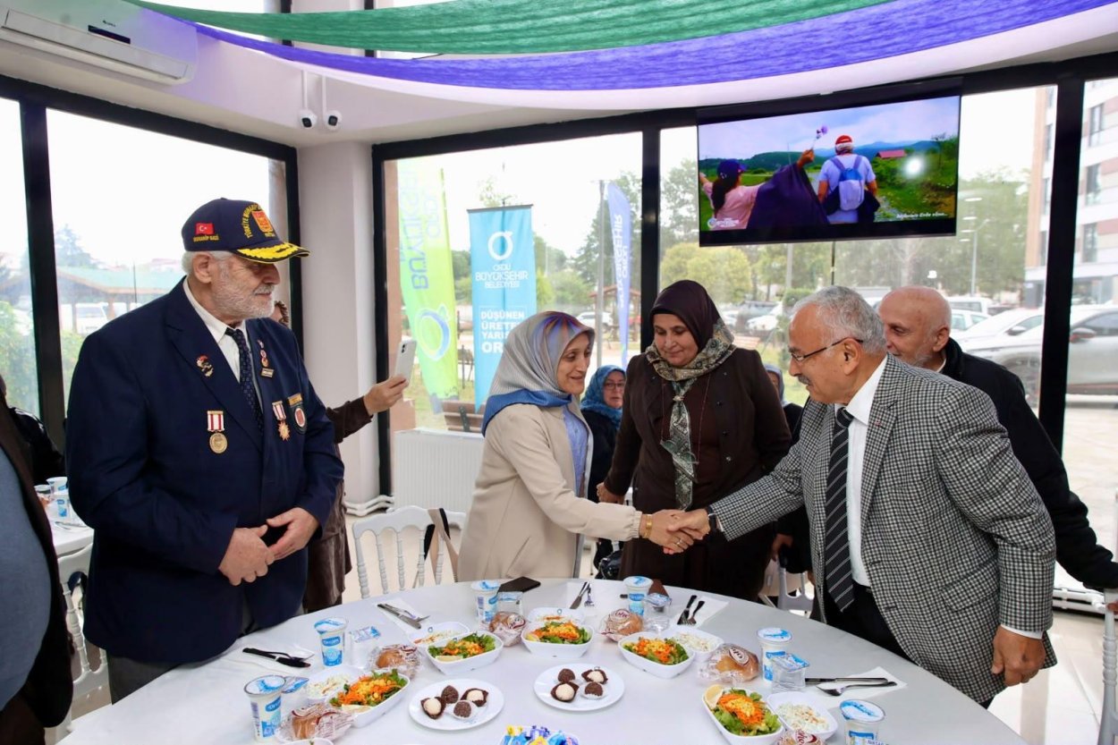 BÜYÜKŞEHİR, YAŞLILAR GÜNÜ’NDE BÜYÜKLERİNİN YANINDA